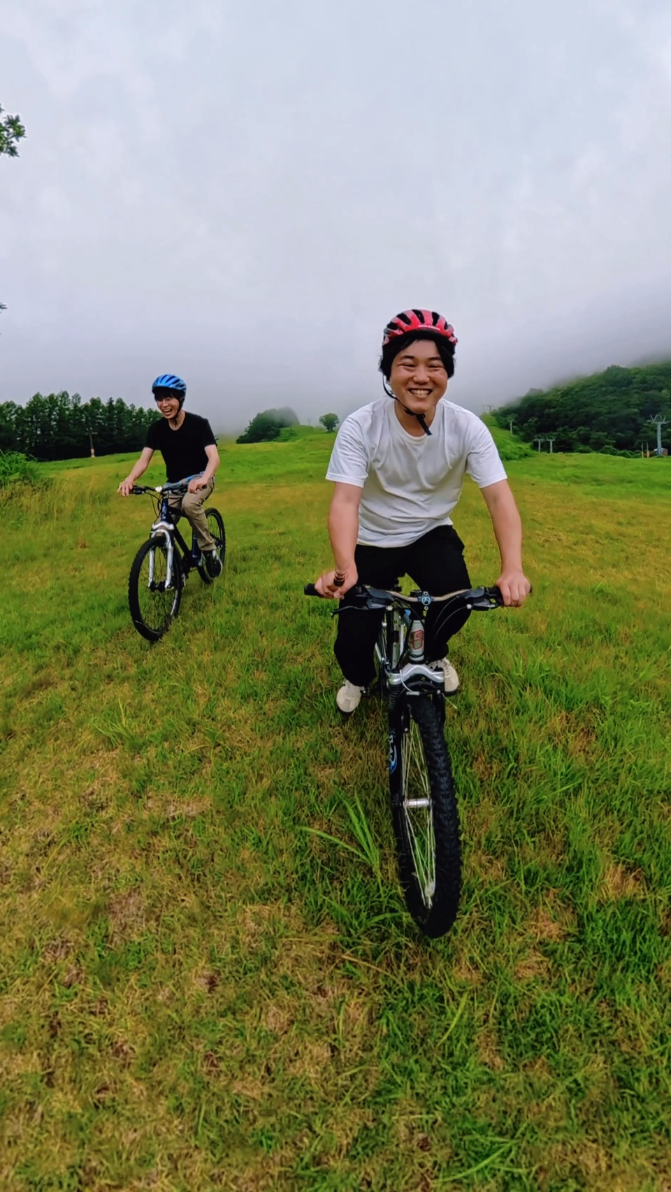 ハチ高原の芝生でMTBを試走する運営メンバー