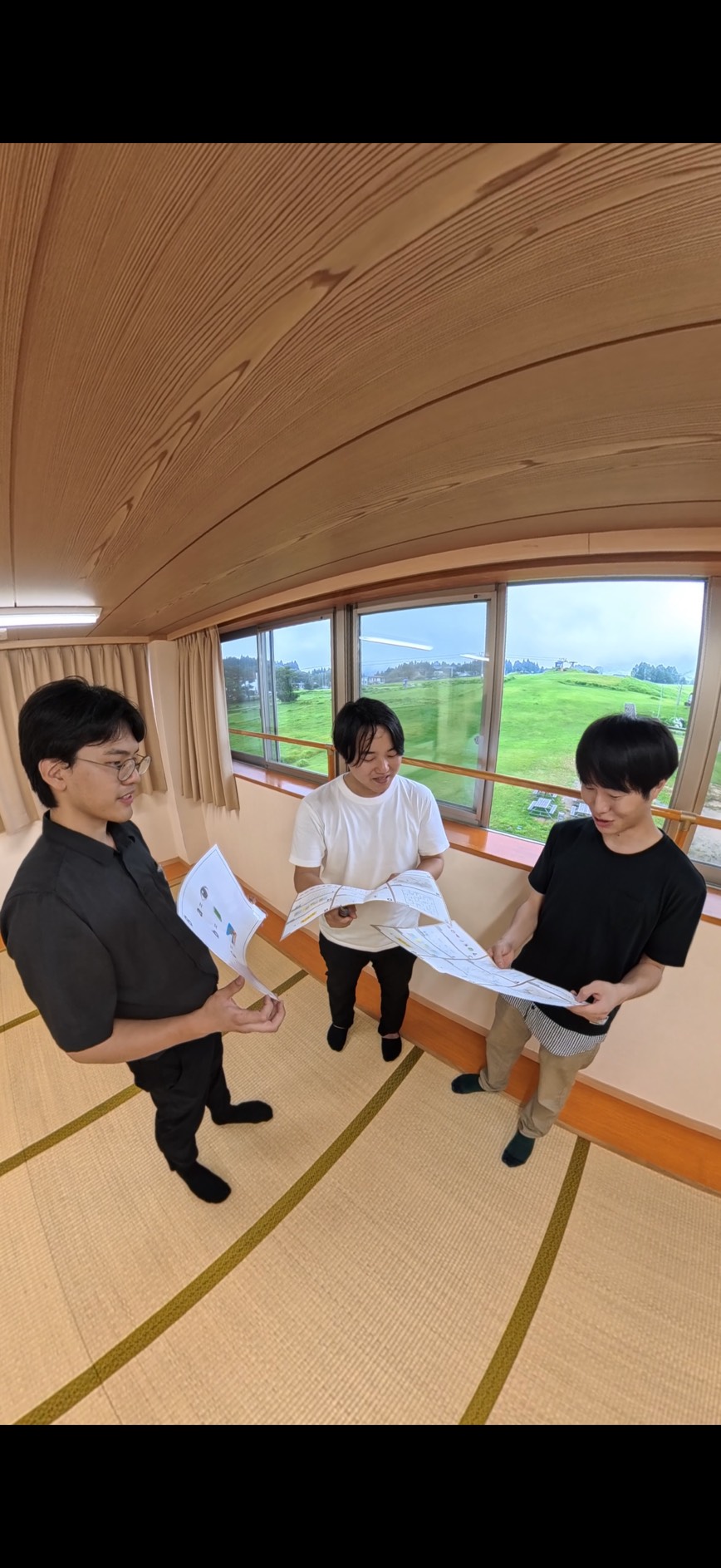 プラトーこのはなの館内で謎解きの動線を確認する運営メンバー